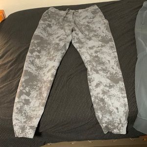Lululemon mens joggers medium. Worn a few times no flaws